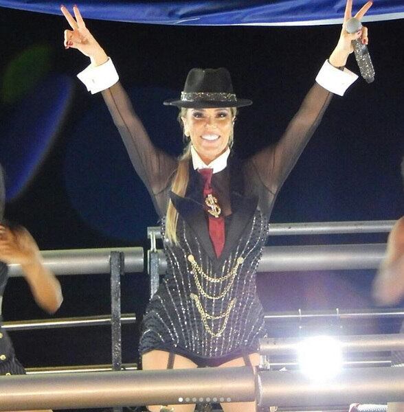 Katê passou o Carnaval com fantasia inspirada em versões
femininas de personagens masculinos que fizeram sucesso no combate à
criminalidade, cantando sua música Tô Pro Crime (foto)