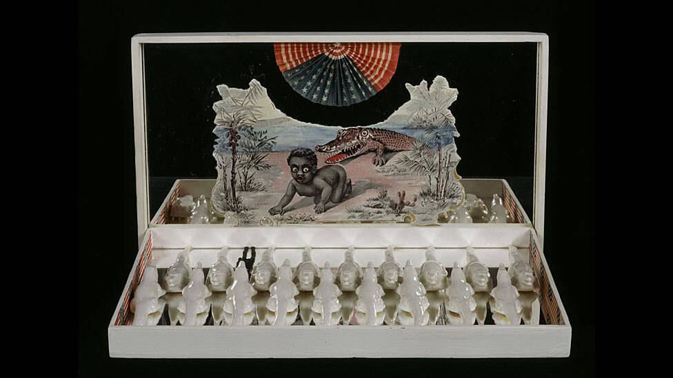 A mostra Witness: Art and Civil Rights in the Sixties (Testemunha:
Arte e Direitos Civis nos anos 60, em tradução livre) marca os 50 anos
da Lei dos Direitos Civis de 1964, que proibiu a discriminação racial e
pôs fim à segregação em escolas e outros locais públicos.

Esta obra de
Betye Saar, de 1970, faz menção ao termo “isca de jacaré”, usado no
passado, principalmente no sul dos EUA, para descrever crianças negras