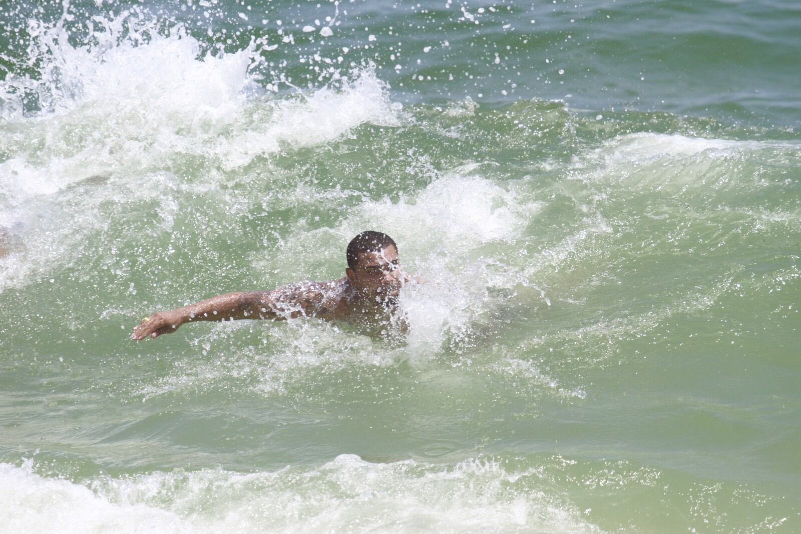 Vestindo uma sunga verde musgo, Naldo curtiu um dia de sol e praia no Rio