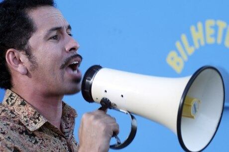 Cine Holliúdy foi um filme inovador. Além de ter todo o elenco nascido
no Ceará — apenas uma atriz é carioca —, o longa é transmitido com legendas em português. O recurso é necessário para traduzir o "cearencês" para todo o país. Com a história de um aspirante a cineasta, Cine
Holliúdy quebrou recordes de bilheteria no nordeste