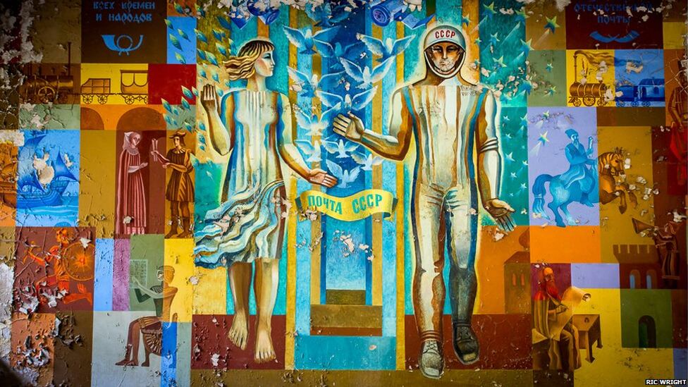 De murais e cartazes a pinturas, ainda há muitas obras de artistas soviéticos espalhados por Pripyat. A pintura acima encontra-se nos Correios da cidade