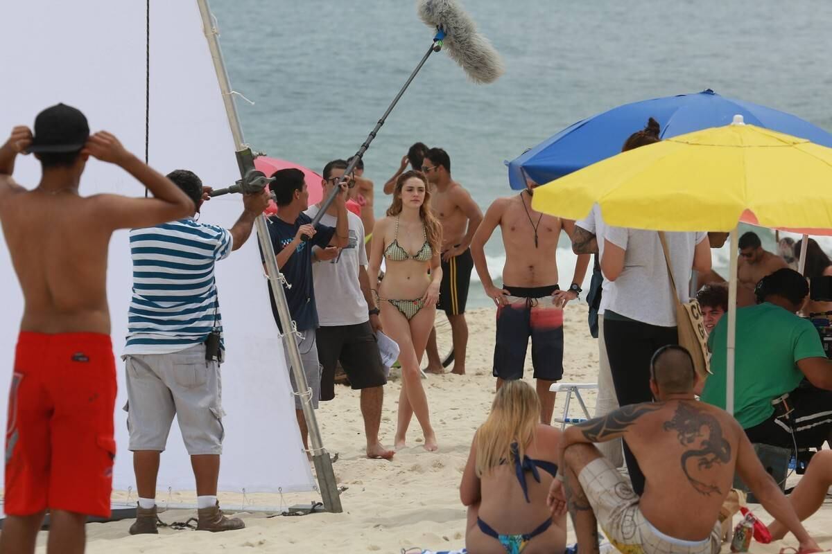 Elenco durante gravação de cena da novela