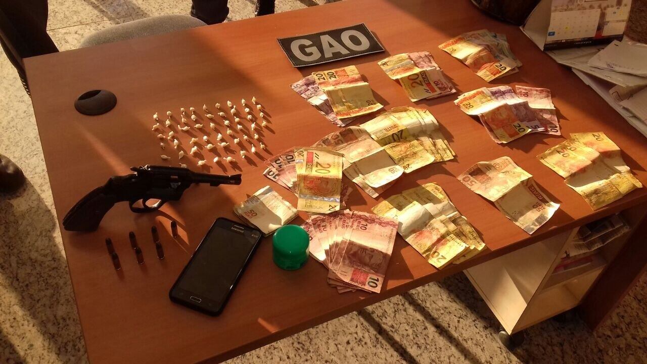 Durante a ação os policiais encontraram com o adolescente dinheiro, droga e um revólver calibre 38