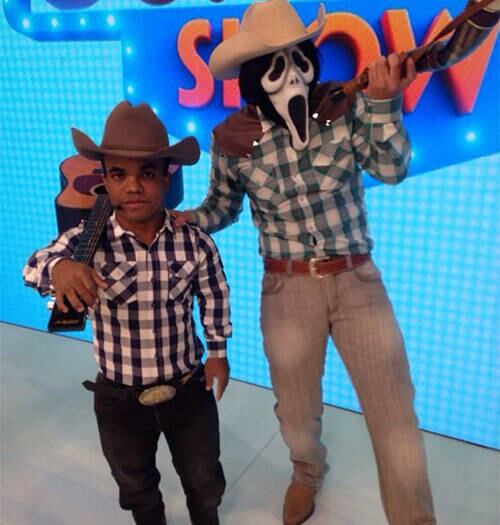 Que dupla de vaqueiros, hein?
+ Dez imagens provam que A Morte é gente como a gente
