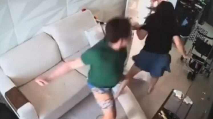 O cantor e DJ Iverson de Souza Araújo está preso desde o dia 14 de julho por agressão à esposa Pamella. Ela divulgou imagens de câmeras de segurança da casa, que resultou na prisão do artista