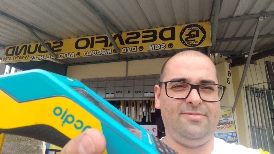 Empreendendo

Ricardo Augusto de Godoy, de 42
anos, trabalhava como segurança antes de abrir seu próprio negócio, o Desafio
Sound. “Com o salário que eu recebia não dava para sustentar e nem dar novas
oportunidades para minha família. Então, procurei um curso de eletrônica,
alarme e som e, em 2007, consegui abrir minha loja de serviços automotivos”,
conta. 
