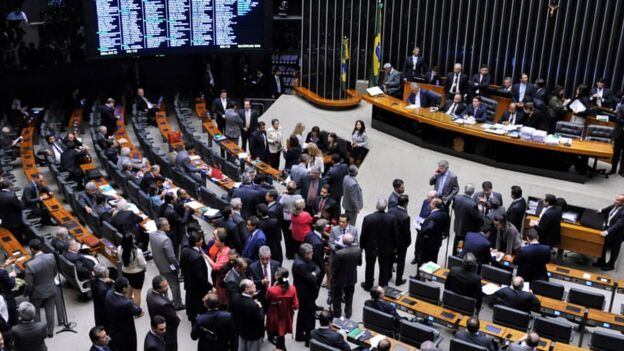 A PEC será lida na sessão da Comissão de Constituição e Justiça (CCJ) desta segunda-feira (12), e deputados governistas devem pedir mais um tempo para analisá-la
