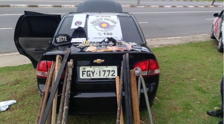 Carro dos suspeitos tinha barras de ferro e madeiras