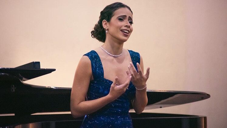 Finalista em concurso

A musicista carioca Letícia Moraes, 22 anos, foi influenciada artisticamente por sua família. Aos 12 anos, começou a fazer aulas de música e, depois de quatro anos, se identificou com o canto lírico. A candidata já participou do Concurso Brasileiro de Canto e chegou até a final. Além disso, também se apresentou em alguns recitais