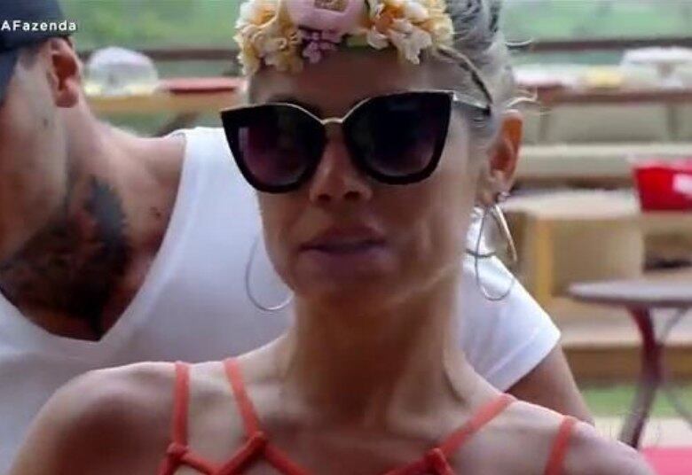 Visual é tudo! Capriche na decoração e peça para que os convidados entrem no clima! Use e a abuse das cores em cada detalhe para imprimir o ritmo de alegria, como a peoa Catia Pagonote. E não esqueça de abusar dos óculos de sol das Óticas Diniz.