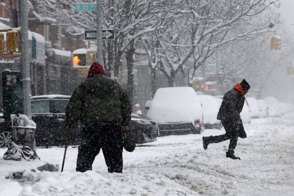 Outro homem, chamado Miguel Gonzales, de 59 anos, morreu ao
cair durante os trabalhos de remoção de neve