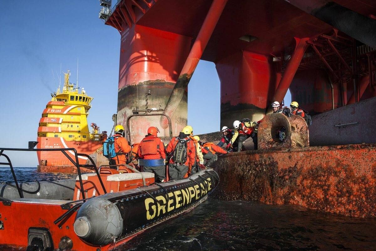 Ativistas do Greenpeace são detidos na Holanda por bloqueio de plataforma. A polícia do país anunciou a detenção de seis militantes da organização que se acorrentaram a uma plataforma de petróleo para impedir a saída da estrutura do país para perfurar petróleo no Ártico para a empresa russa Gazprom.

"Foram detidos porque se recusaram a abandonar a plataforma, apesar de uma ordem da polícia", afirmou o porta-voz da força de segurança, Koss Venema.

A plataforma GSP Saturna está ancorada no porto de Ijmuiden, ao noroeste de Amsterdã. Os ativistas ecológicos cercaram a estrutura durante a noite e mergulhadores a acorrentaram ao dique para impedir a saída do país e a viagem até seu destino, o mar de Pechora, ao norte