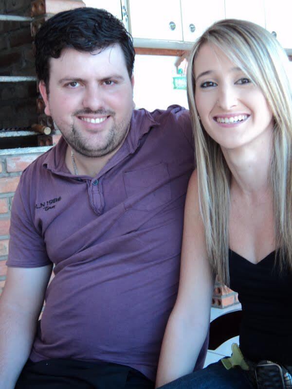 O Ministério Público obteve o afastamento de cinco
vereadores e quatro servidores da Câmara Municipal de Rosana, cidade distante
755 km de São Paulo (SP). O grupo é investigado por improbidade administrativa.
Aline Morais, mulher do presidente da Câmara, também é investigada e costuma
ostentar uma vida de luxo nas redes sociais