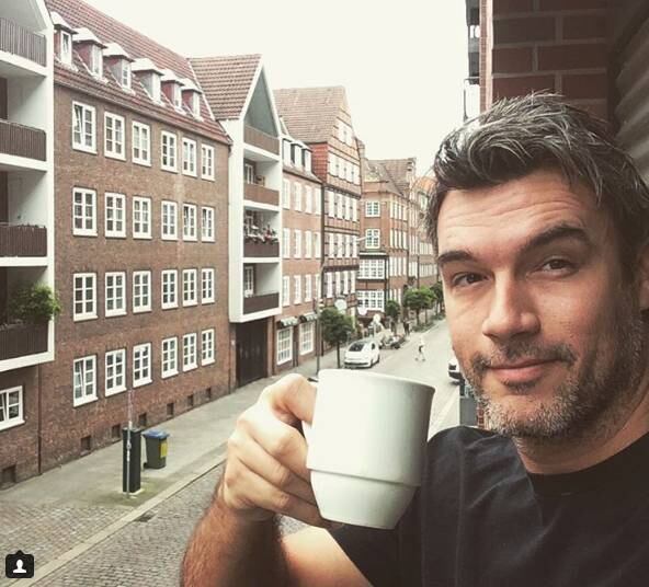 A partir disso, vieram os primeiros obstáculos: ele não dominava o inglês. Mal conseguia se comunicar com as pessoas, sem contar que não conhecia ninguém no país. A saudade dos amigos e familiares vinha a todo momento, mas era preciso focar.
— Tudo que eu conquistei foi com meu próprio
esforço, e saber disso é muito gratificante!