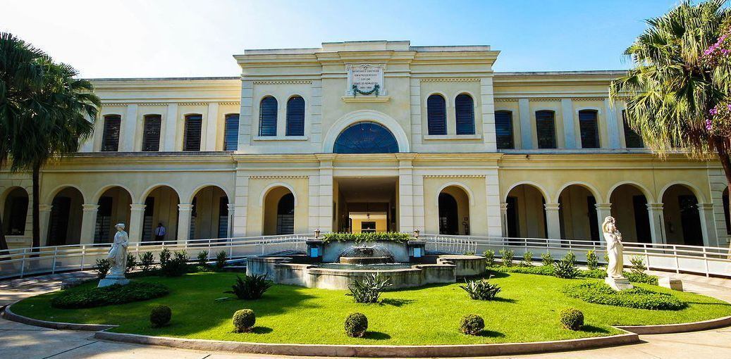 O Museu da Imigração preserva a história das pessoas que chegaram ao Brasil por
meio da Hospedaria de Imigrantes do Brás. Com cerca de 2.900m², o jardim é um dos atrativos. O espaço permite encontros, piqueniques e leituras, além de ser palco de diversas programações culturais, como apresentações de música, dança, cinema e teatro. O museu fica
próximo à estação Brás da linha 3-Vermelha do Metrô. No local, é possível fazer um passeio com a Maria Fumaça. De terça a sábado, das 9h às 18h, e domingo das 10h às 18h. Entrada varia de R$ 5 a R$10