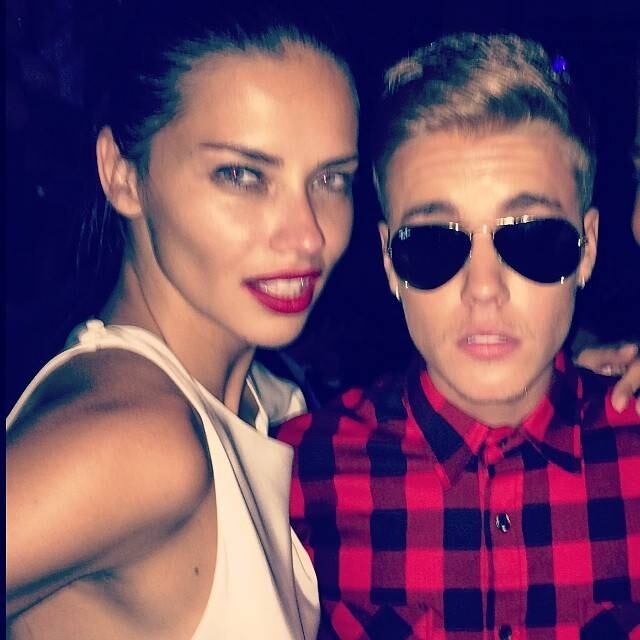 Adriana Lima posou com Justin Bieber em festa
