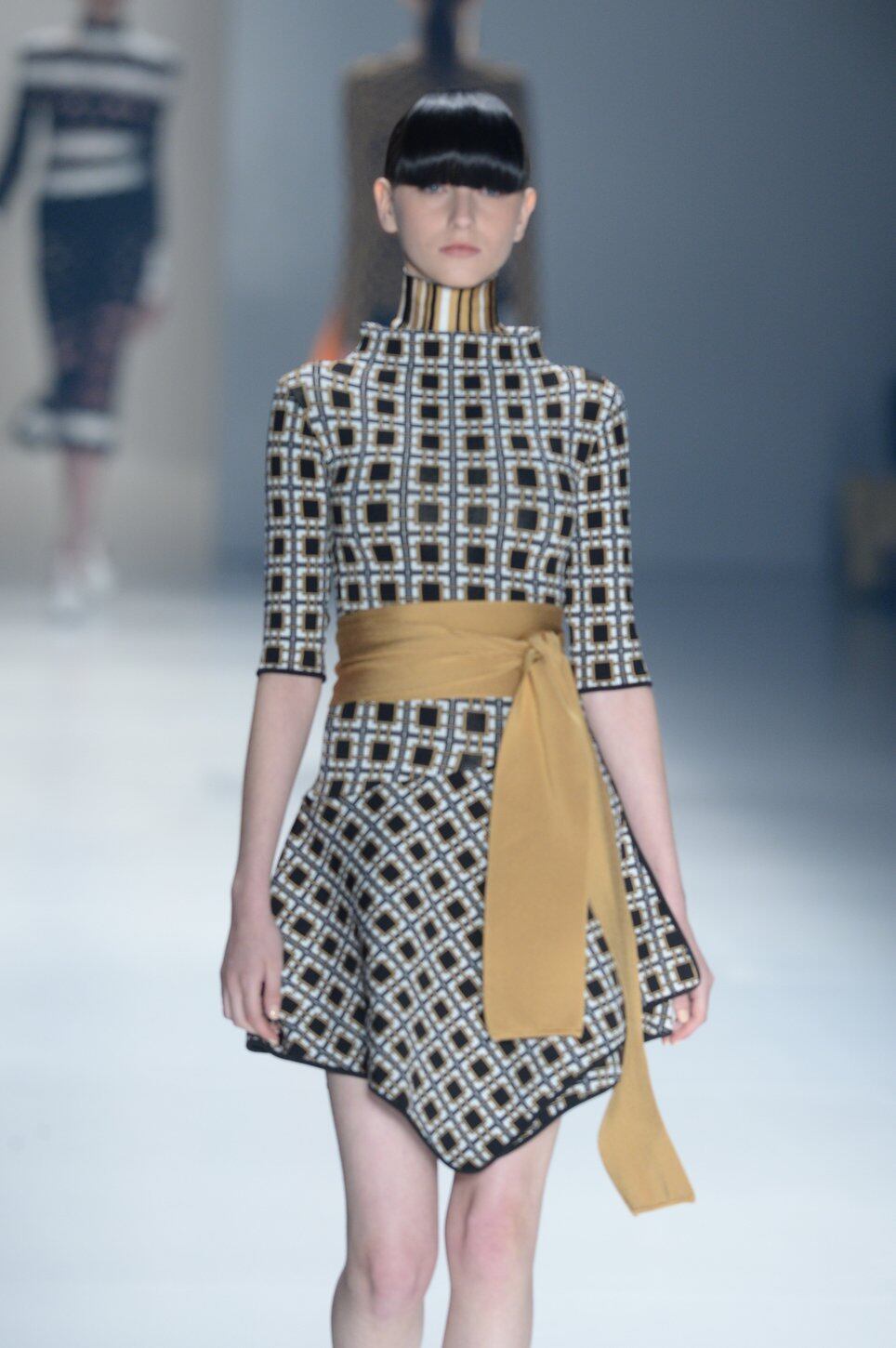 Os tricôs da Lolitta cruzaram a passarela da SPFW na tarde desta
terça-feira (4). A marca de Lolita Hannud investe nas construções
vazadas e segue a tendência das cinturas marcadas, muitas com cintos
usados como obis, com nós poderosos. As assimetrias nas barras também já
aparece como rota do inverno 2015. Na beleza, a proposta foi um
franjão. Veja a coleção!

ASSISTA: Celeiro de Subcelebridades: Lele e Marcella Franco passeiam pela SPFW
