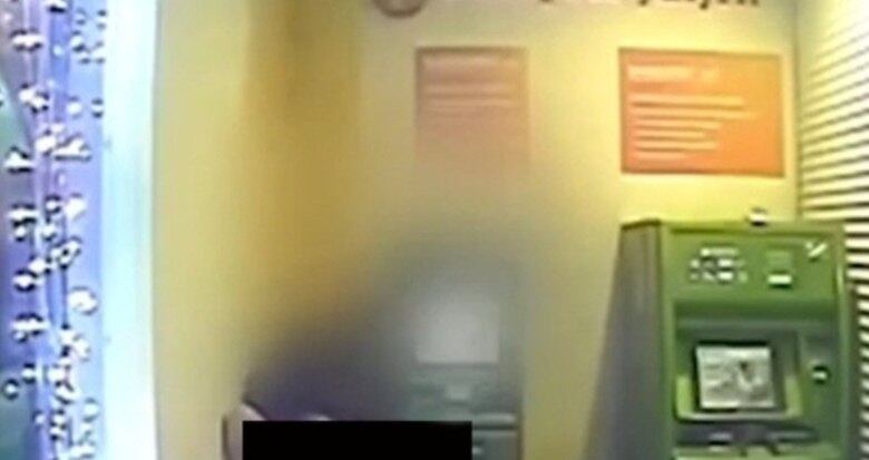 Os dois, digamos, usaram todos os cantos do caixa eletrônico. A certa hora do vídeo, eles desabam no chão. Tentam levantar e caem de novo. Pareciam estar embriagados. É o que a polícia também acha 
