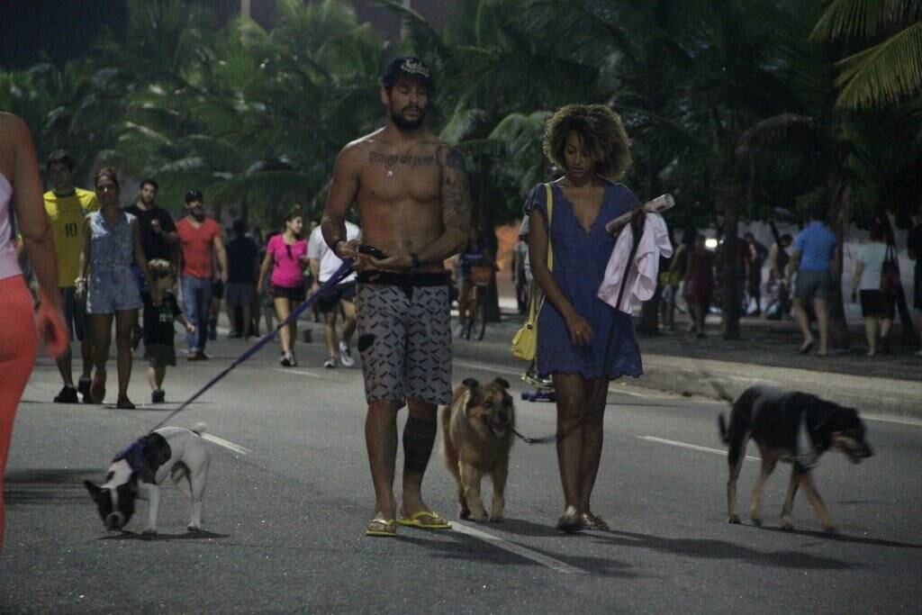 A atriz usava um vestido bem curtinho para o passeio