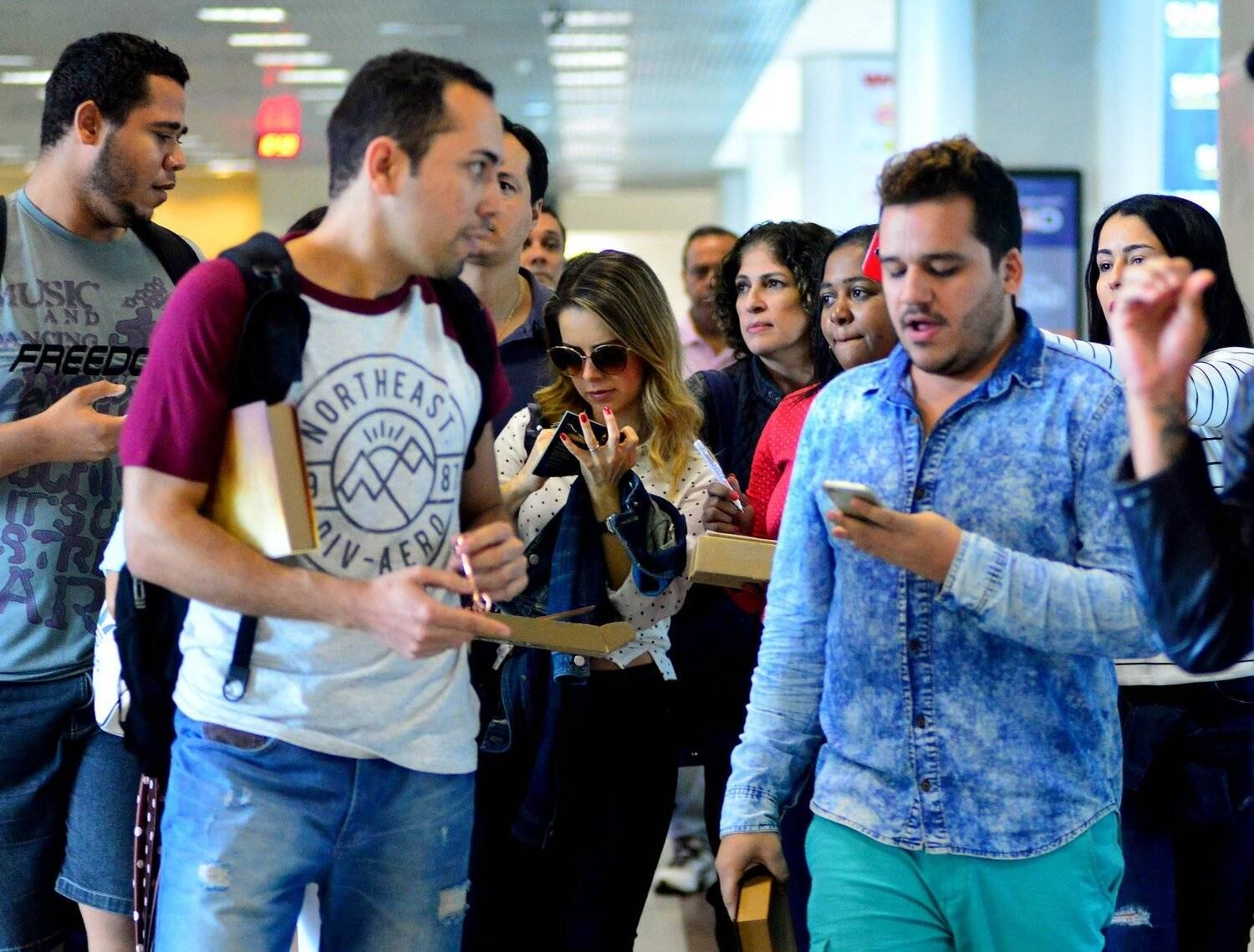 A cantora foi clicada no aeroporto Santos Dumont
