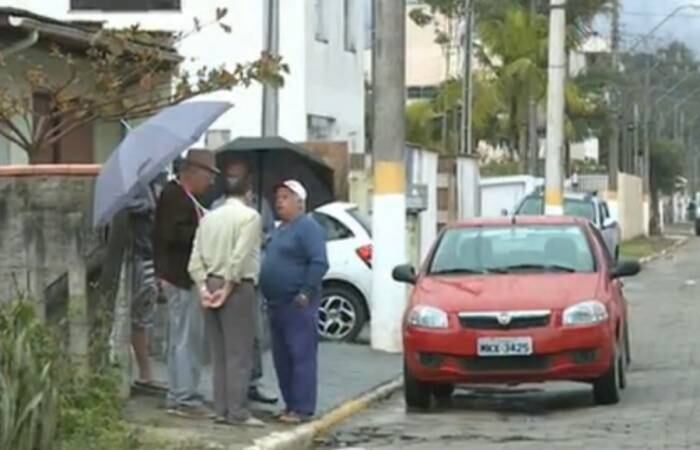 O suspeito foi encontrado momentos depois pela polícia na rua, com objetos levados da casa dos vizinhos