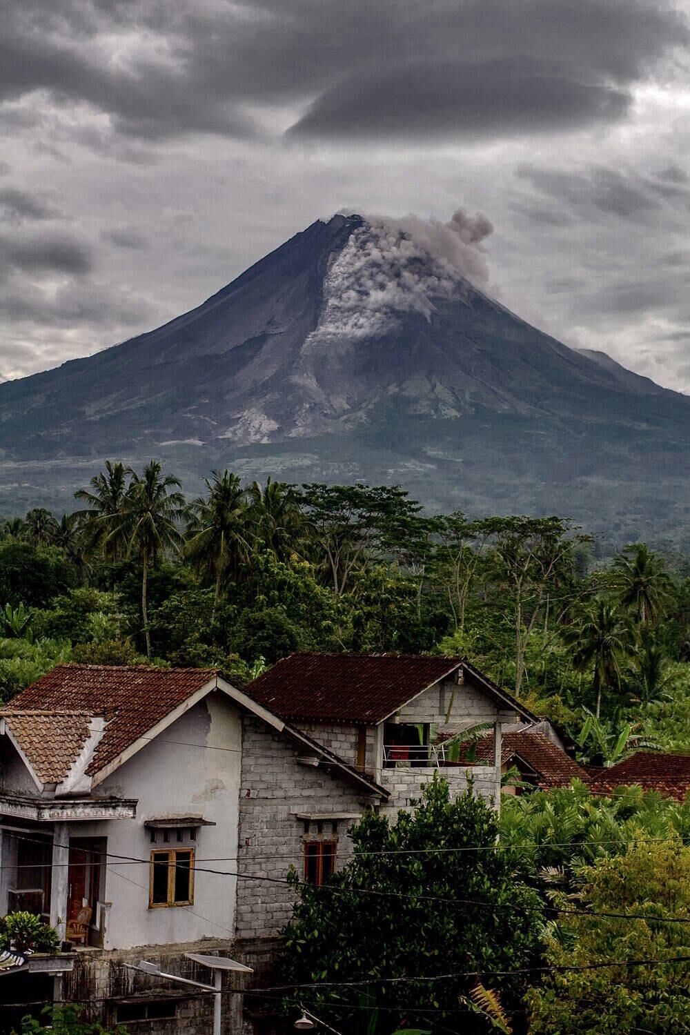 O Monge Merapi possui 2.963 metros de altura e é o berço de um dos vulcões mais ativos da Indonésia
