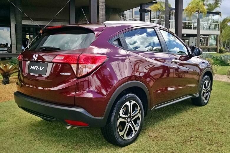 A traseira do modelo é cheia de vincos e conta com lanternas recortadas, luzes de freio e brake light com leds. O porta malas tem 437 litros de capacidade