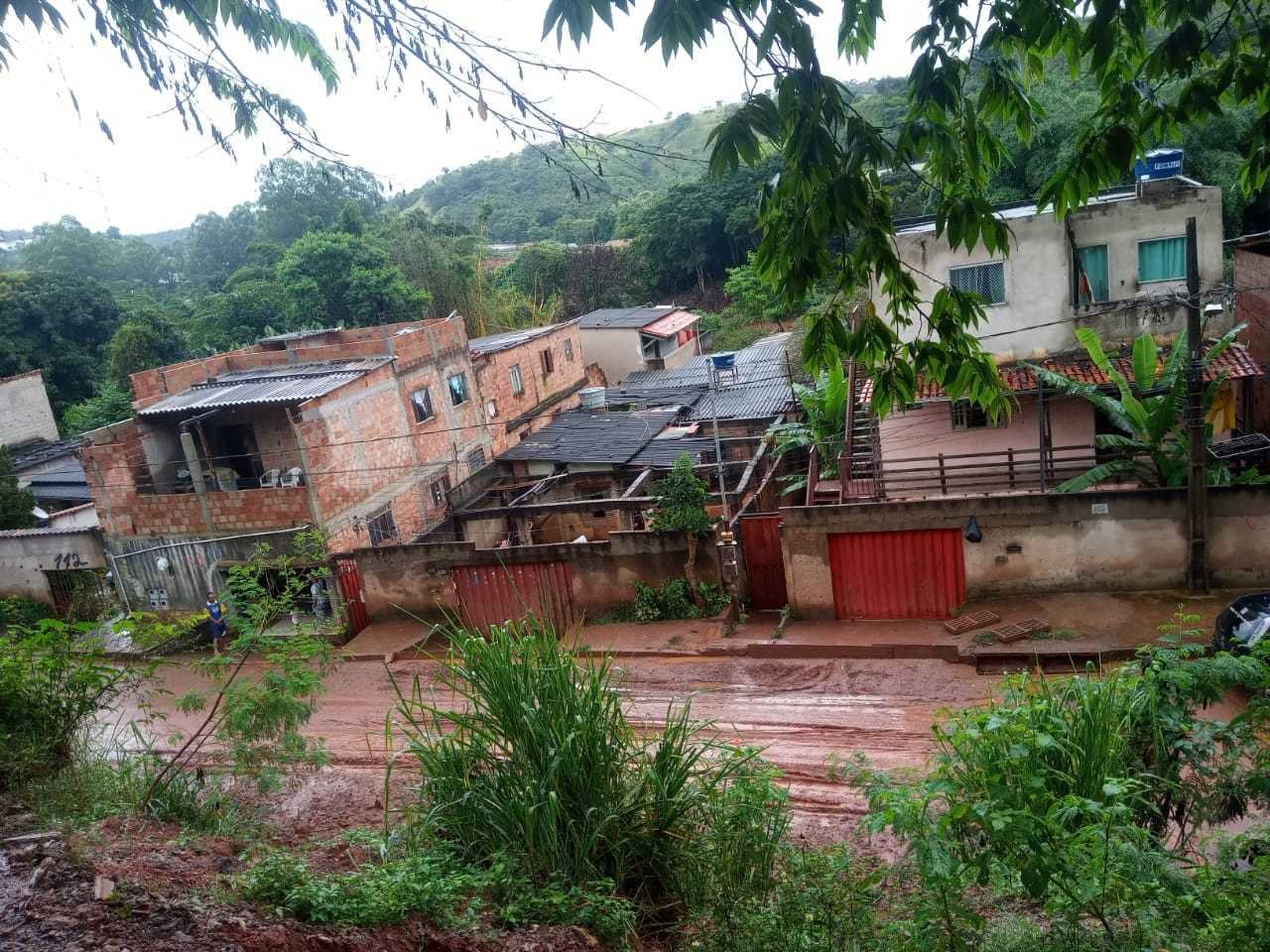 Várias casas foram invadias pela água barrenta
