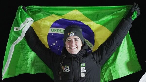 Nicole Silveira comemora o quarto lugar no Mundial de skeleton em março de 2025