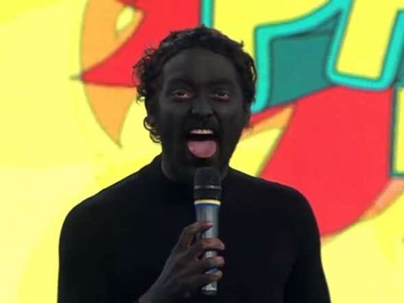 E, falando no humorístico comandado por Emílio Surita, o Pânico foi acusado de racismo e virou alvo de críticas nas redes sociais. Isso porque a atração fez uma paródia do reality show de culinária MasterChef, mas o tiro saiu pela culatra. Em Pânico's Chef, o humorista Eduardo Sterblitch se pinta de preto para interpretar Africano, um personagem com comportamento selvagem que se expressa por meio de gritos e grunhidos. Vários internautas manifestaram indignação e exigiram o fim do quadro