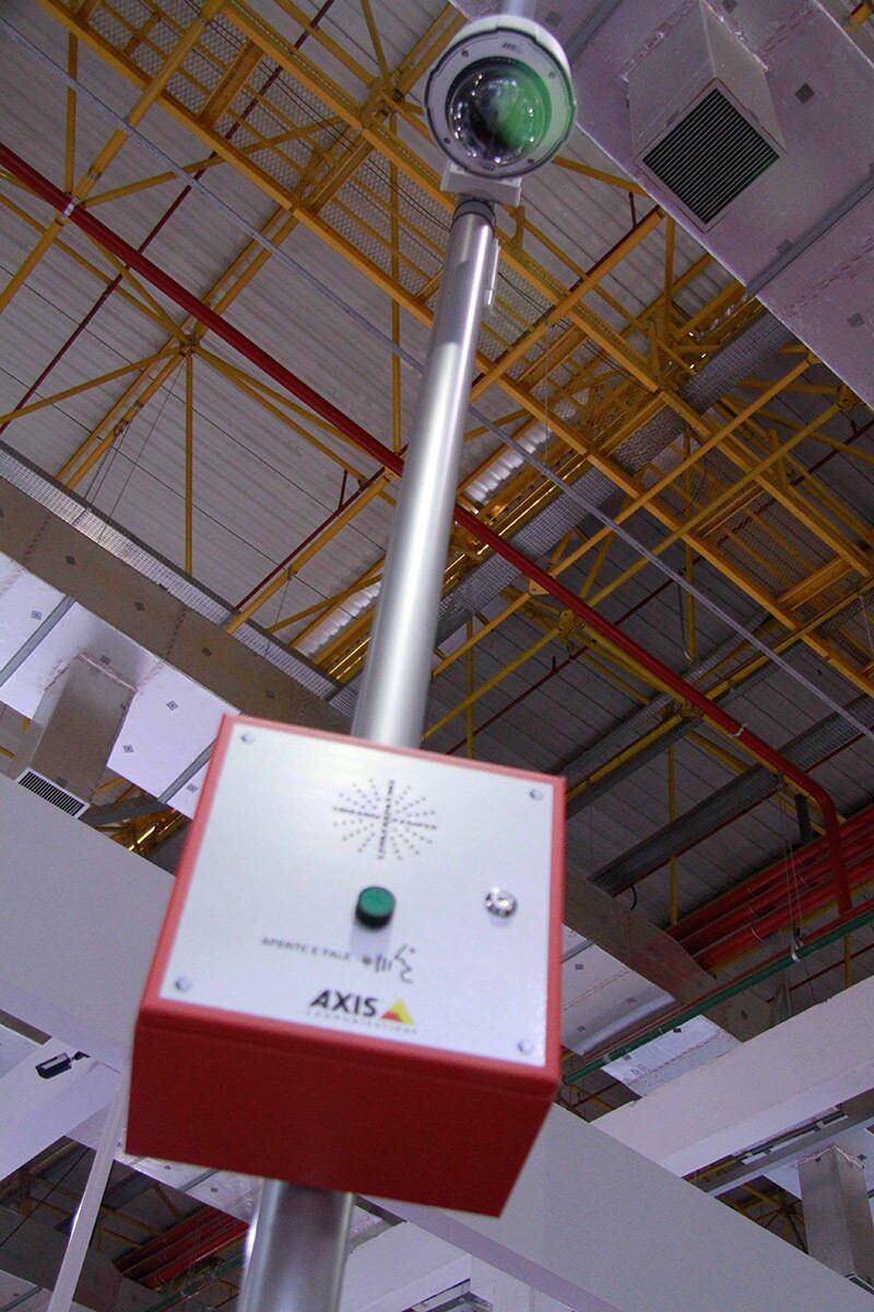 A fabricante Axis desenvolveu uma praça inteligente que inibe criminosos. Por meio de um botão antipânico disposto em um poste de cerca de 5 m, a pessoa que se sentir em perigo pode estabelecer um canal de comunicação com uma equipe de segurança remota