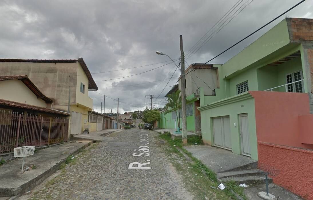 Vítimas foram abordadas pelos suspeitos quando caminhavam pela rua José do Divino, no bairro Maria Helena