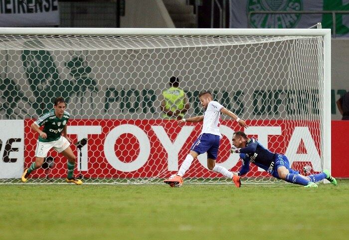 Nico López fez o que quis na área do Palmeiras para abrir o placar