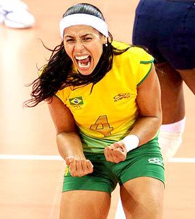 Paula Pequeno foi uma das jogadoras que fizeram falta na seleção feminina de vôlei durante as Olimpíadas Rio 2016. Mas a gata continua jogando e arrasando