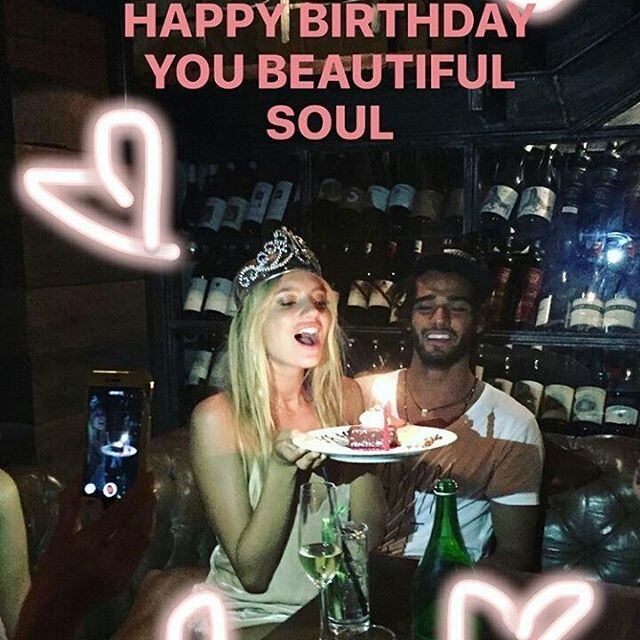 Maya, de 26 anos, que está de férias em Bali, aparece cheia de chamegos com Marlon, que inclusive foi o primeiro a beijá-la na sexta-feira (14) após os parabéns pelo seu aniversário, em um hotel da Indonésia