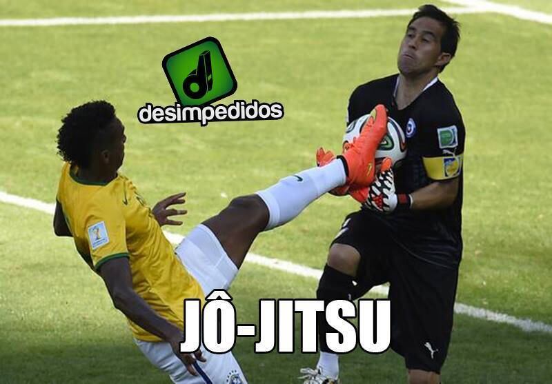 Jô entrou no segundo tempo da partida no lugar de Fred. Não marcou gol, mas aplicou um belo "golpe" no goleiro chileno...