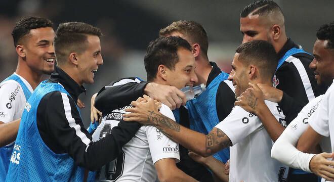Jogadores do Corinthians comemoram gol de Rodriguinho sobre o Botafogo