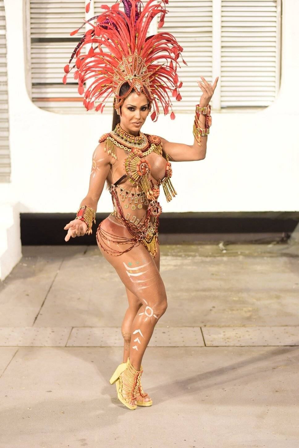 Gracyanne Barbosa promete roubar a cena no desfile de São Paulo