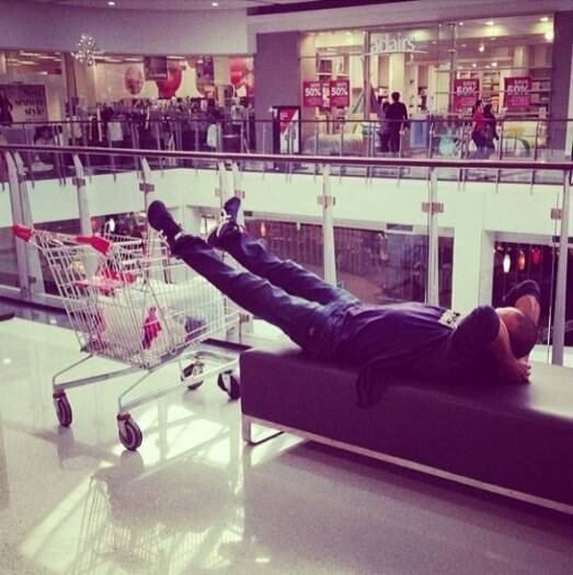 Esse aí chutou o pau da barraca e deitou no sofá do
shopping. Hilário!