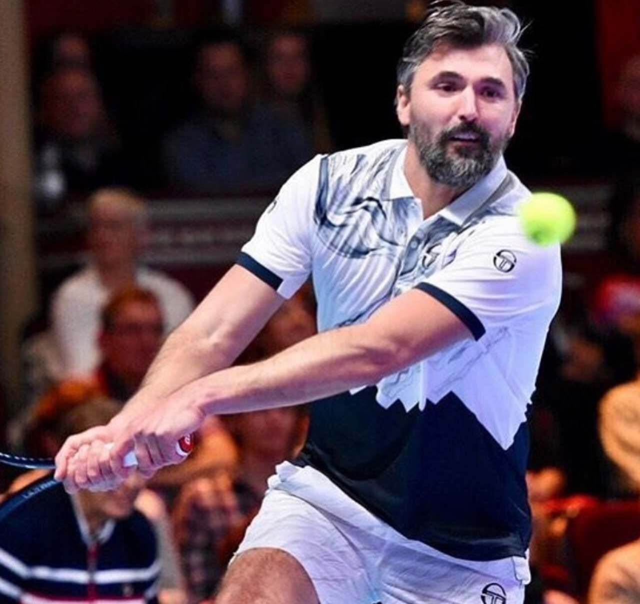 Resposta: Goran Ivanisevic fez 1477 na temporada de 1996. Foram 96 jogos disputados naquele ano.
