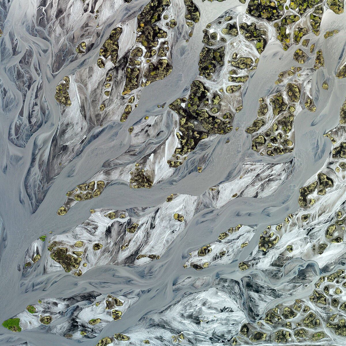 Esse é o Rio Skaftá, passando ao redor de um campo de lava a caminho do mar, na Islândia