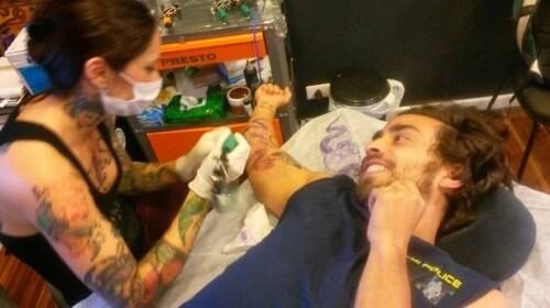 Ele já fez cinco tatuagens com a bela e é um de seus clientes mais frequentes