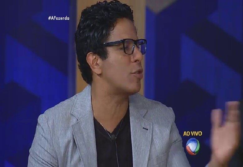 No início da madrugada desta quinta-feira (10), durante A Fazenda Especial, Luka Ribeiro foi indagado sobre sua atitude em acordar Douglas Sampaio para mostrar a conversa que Rayanne estava tendo com JP Mantovani no ofurô
+ Começou a lavagem de roupa suja de A Fazenda 8, veja as primeiras respostas de Douglas e Minerato
+ Veja fotos dos bastidores da grande final de A Fazenda 8
+ Veja as expressões de Ana Paula Minerato, vice-campeã de A Fazenda 8
+ Douglas Sampaio é o campeão de A Fazenda 8. Relembre a participação do vencedor
+ Ana Paula Minerato é vice-campeã de A Fazenda 8. Veja como foi a participação da peoa no reality show
+ Luka Ribeiro é o terceiro colocado de A Fazenda. Relembre a trajetória do ator
+ “Tem participante que vai colher frutos muito ruins aqui fora”, crava JP Mantovani
+ Douglas leva tapa na cara de Mara Maravilha, cai no choro e afirma: "Ela não merece um pingo de respeito"