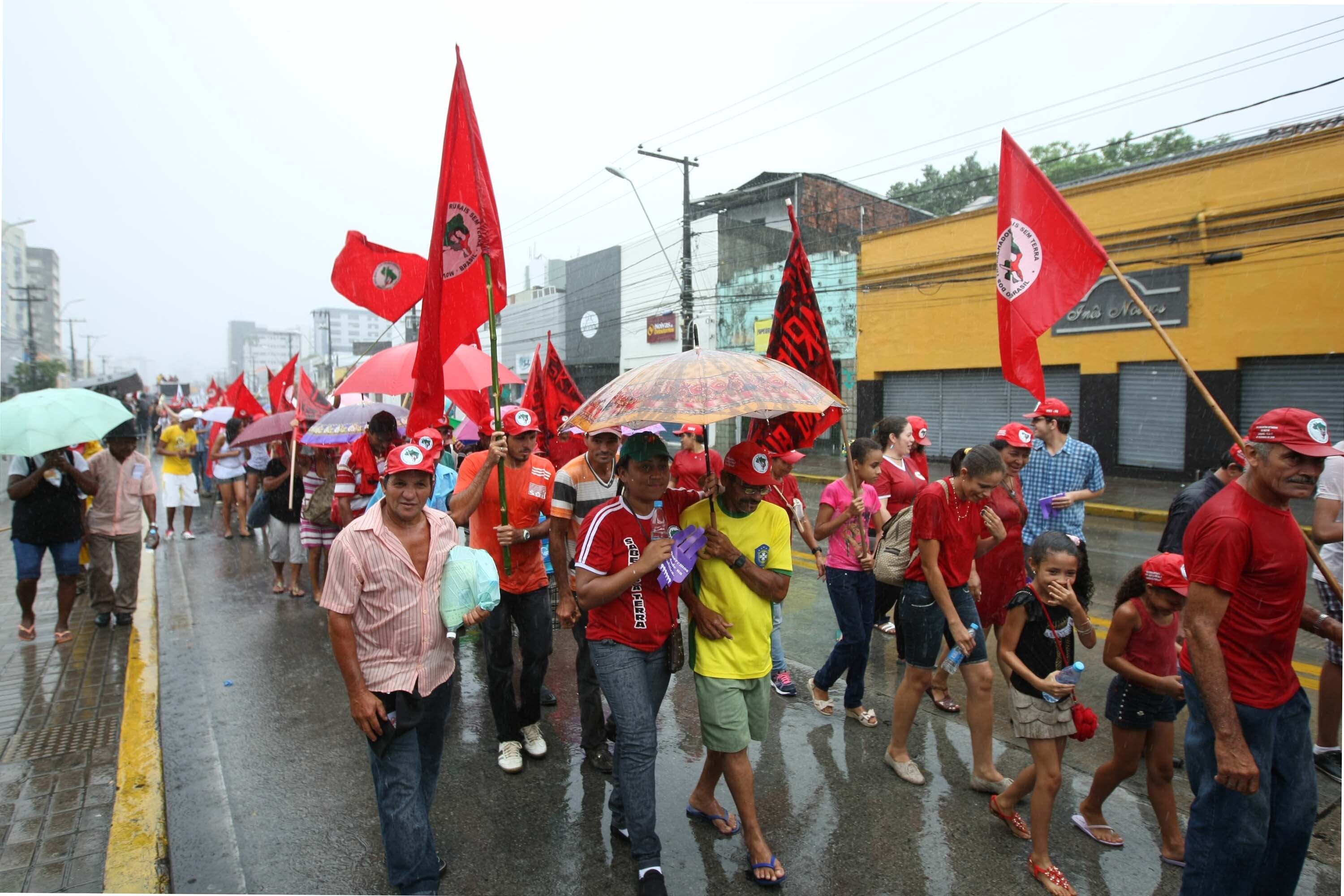 PE - Mesmo sob chuva, Grito dos Excluídos de Pernambuco foi às ruas protestar