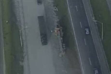 Carreta tombou na altura do km 493