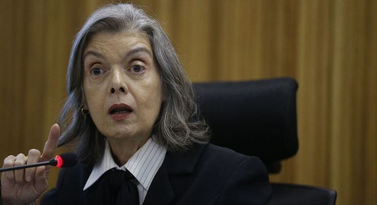 Cármen Lúcia entendeu que não há fundamento jurídico para impedir o comparecimento do advogado ao colegiado