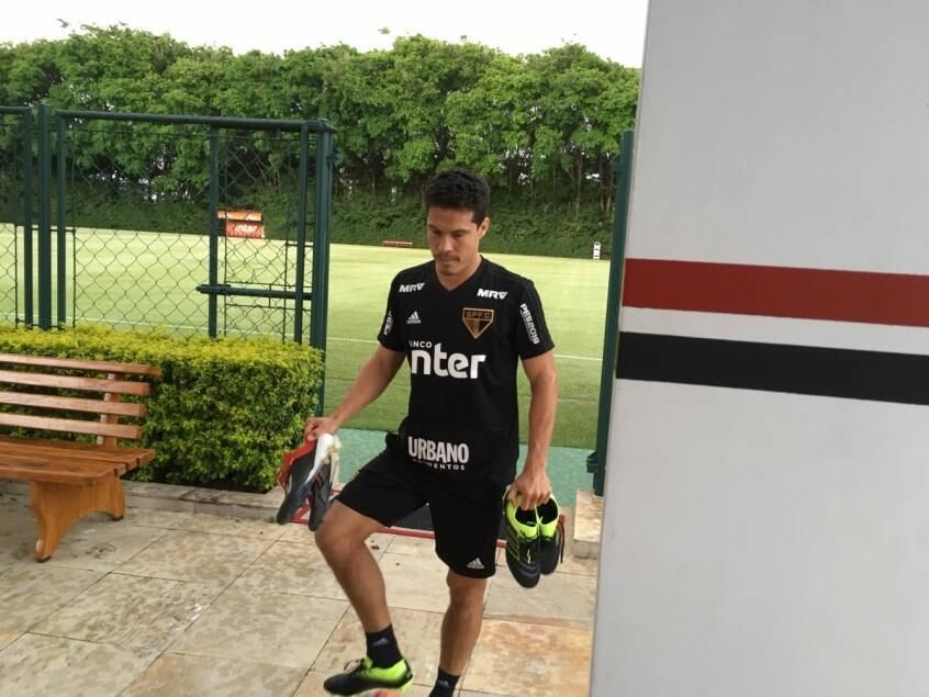 Hernanes deixa o gramado do CT do São Paulo
