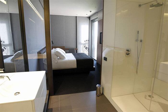 O local tem mais de 1.200.000m² de luxo, um hotel de três andares, com 57 suítes, escritórios, academia, sala de jogos, vestiário e convivência