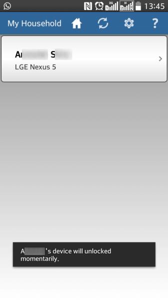 Os pais também podem desbloquear o celular dos filhos remotamente, basta digitar a senha de desbloqueio e pressionar "Unlock Phone". Ele então avisa que o aparelho será desbloqueado em alguns momentos
