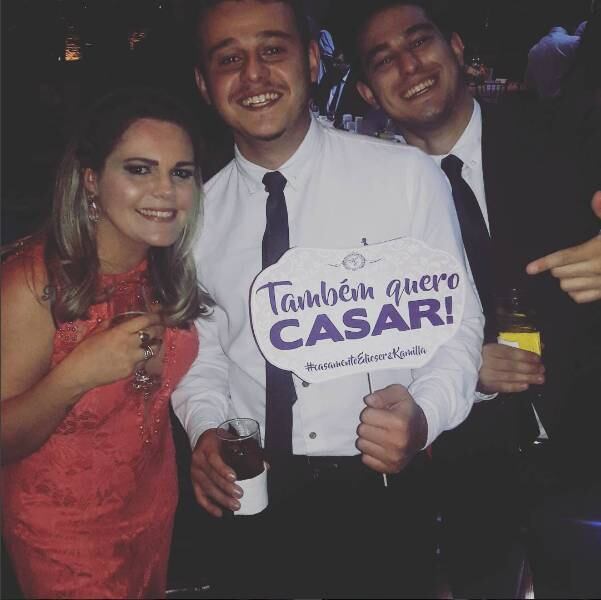 Uma das plaquinhas divertidas distribuídas durante a festa do casamento
